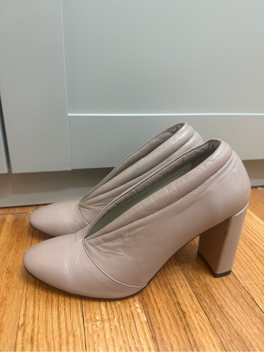 EU 39 Vinci Block Heel Glove Style Vamp Modern Retro Neutral High Fashion Unique